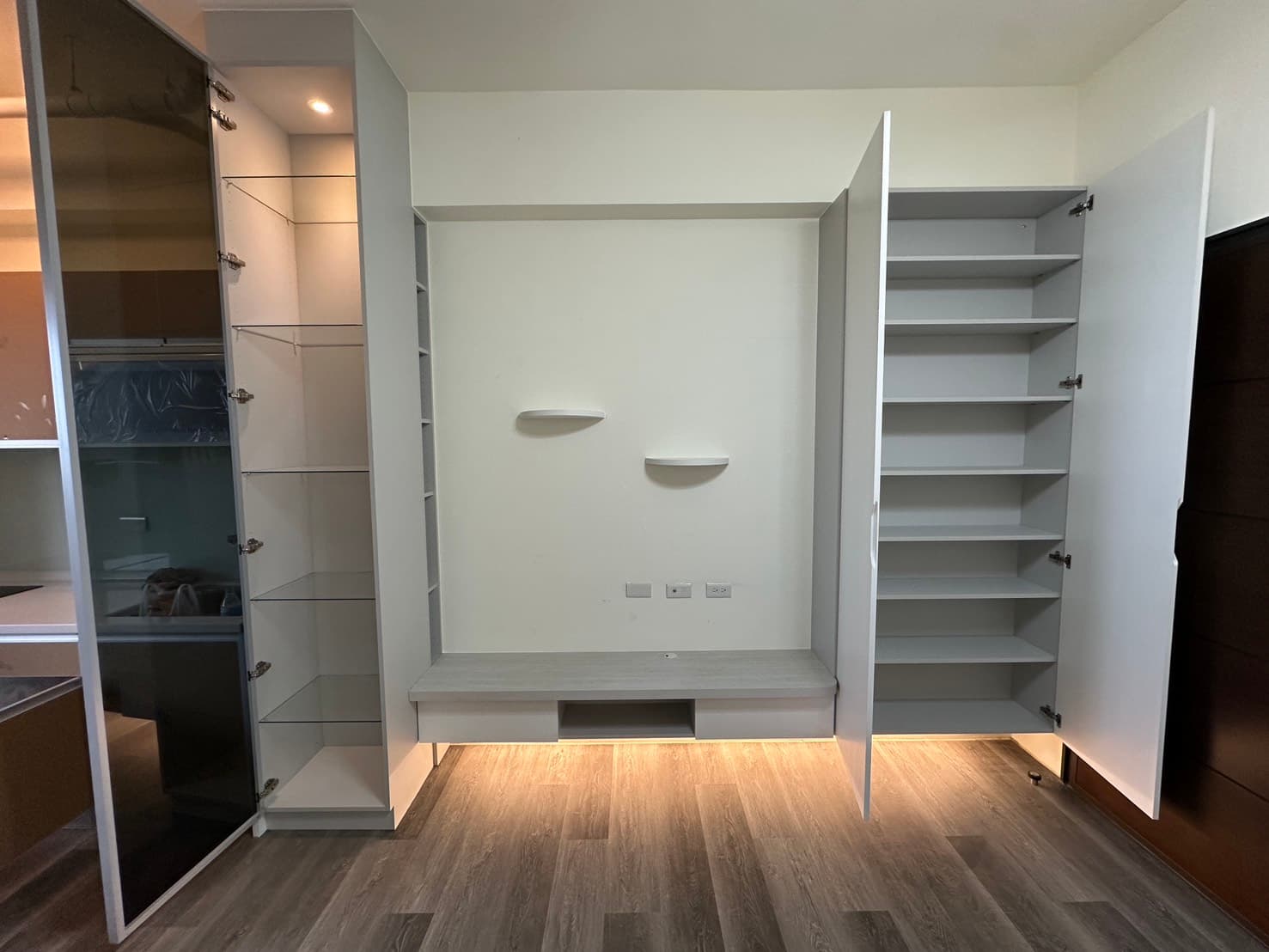 客廳電視櫃/鞋櫃/鋁框玻璃門櫃